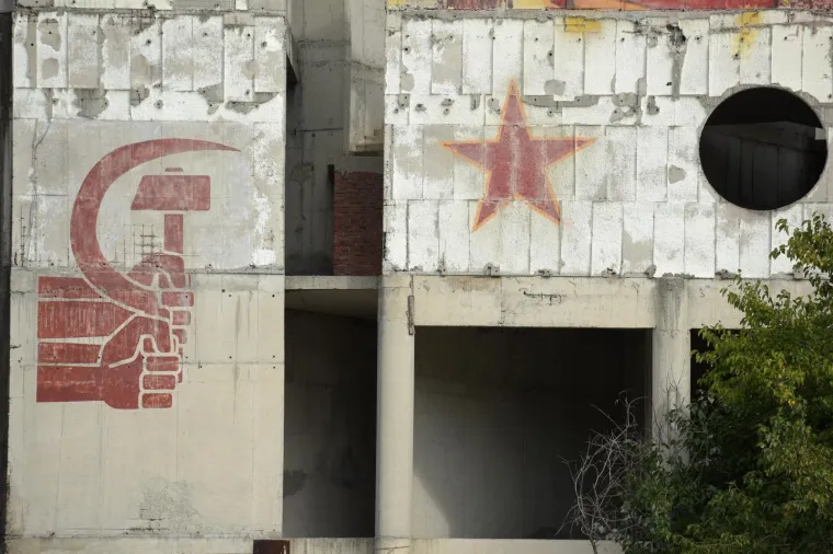 Obrovac oslikan crvenim zvijezdama petokrakama i srpovima i čekićima: 'Molimo vas da ne o&scaron;tećujete natpise...'