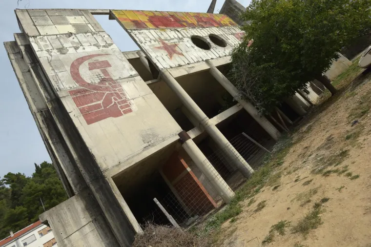 Obrovac oslikan crvenim zvijezdama petokrakama i srpovima i čekićima: 'Molimo vas da ne o&scaron;tećujete natpise...'