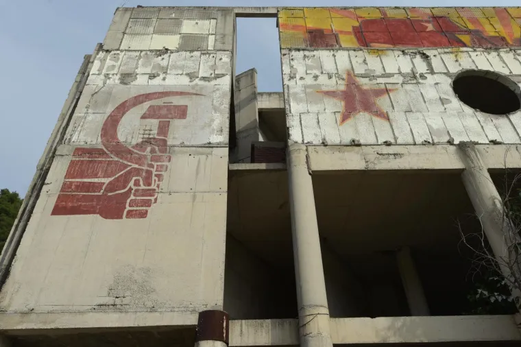 Obrovac oslikan crvenim zvijezdama petokrakama i srpovima i čekićima: 'Molimo vas da ne o&scaron;tećujete natpise...'