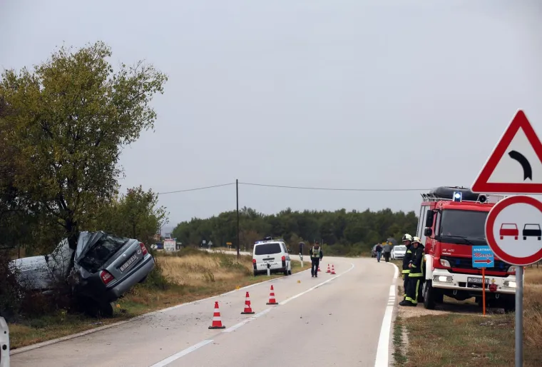 Te&scaron;ka prometna nesreća kod Skradina: Pri slijetanju s ceste poginuo mu&scaron;karac