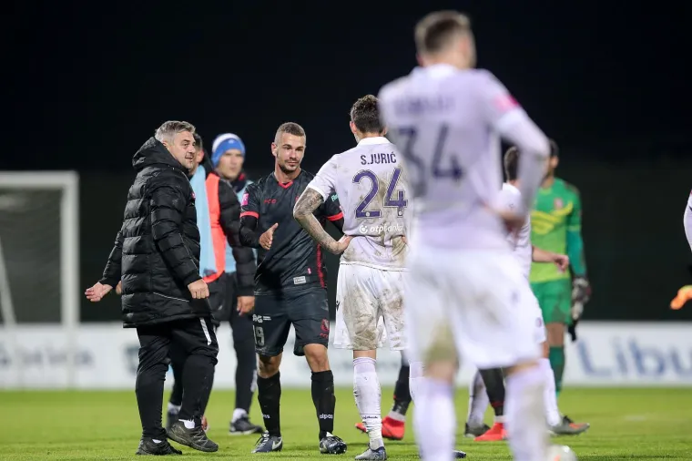 U derbiju osmine finala Gorica je na svom travnjaku pobijedila Hajduk sa 2-1 i po prvi put u svojoj povijesti stigla do četvrtfinala Kupa, dok je Hajduk tek treći put ispao već u osmini finala. Posljednji put Splićanima se to dogodilo prije devet godina kada ih je kao branitelje naslova sru&scaron;ila Istra na Poljudu pod vodstvom Zorana Vulića, a iz osmine finala ispadali su i 1995. godine kada ih je &scaron;okirala Marsonia.