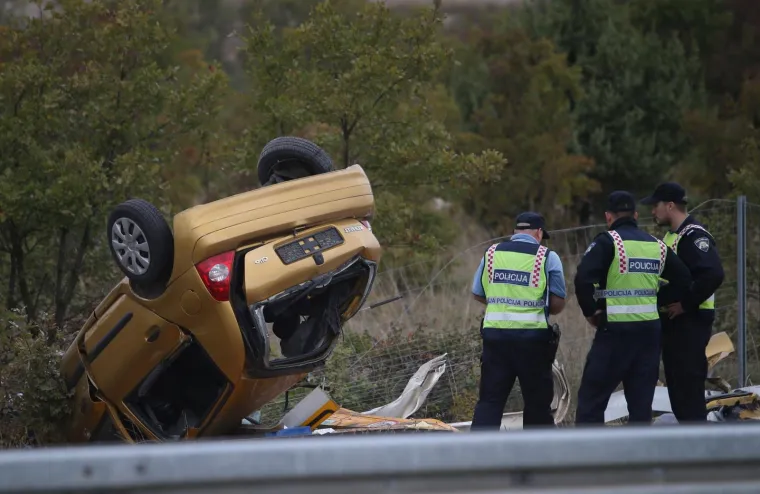 Jedna osoba je smrtno stradala u izlijetanju automobila s ceste na D1 kod Dugopolja oko 13 sati.