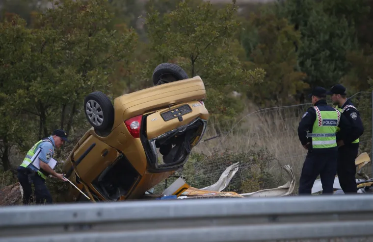 TEŠKA PROMETNA NESREĆA KOD DUGOPOLJA: Jedna osoba poginula pri izlijetanju auta s ceste