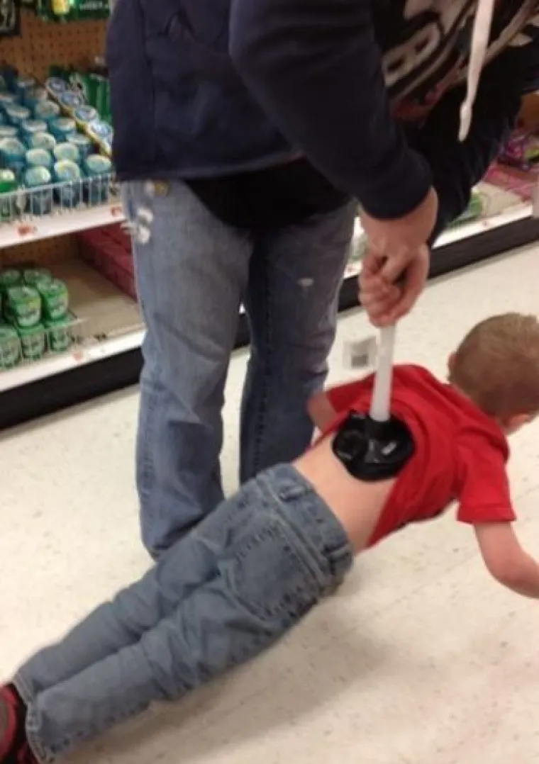 Bitno da je klincima dobro: Urnebesne slike koje pokazuju za&scaron;to nije dobro tatu ostaviti samog s djecom