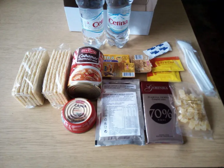 Na smjeni su po 12 sati po raznim vremenskim uvjetima, a ovo ima je jedini obrok