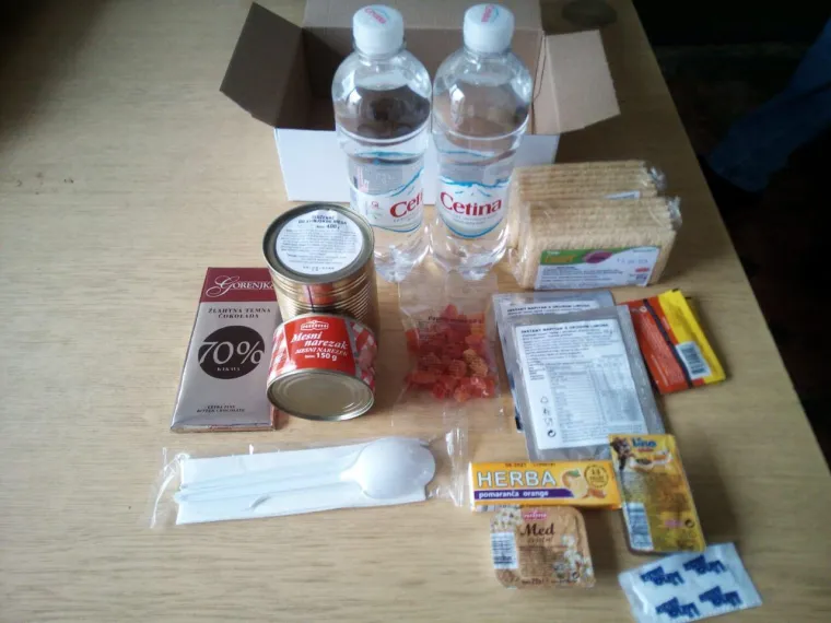 Na smjeni su po 12 sati po raznim vremenskim uvjetima, a ovo ima je jedini obrok