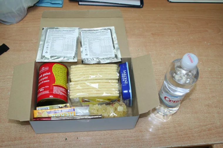 Na smjeni su po 12 sati po raznim vremenskim uvjetima, a ovo ima je jedini obrok