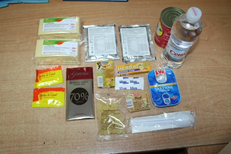 Na smjeni su po 12 sati po raznim vremenskim uvjetima, a ovo ima je jedini obrok