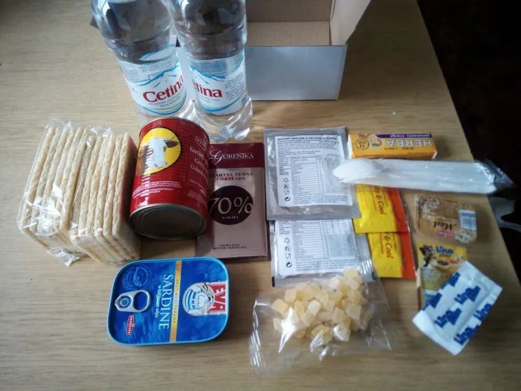 Na smjeni su po 12 sati po raznim vremenskim uvjetima, a ovo ima je jedini obrok