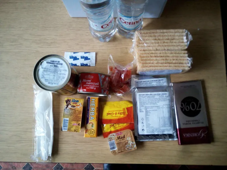 Na smjeni su po 12 sati po raznim vremenskim uvjetima, a ovo ima je jedini obrok