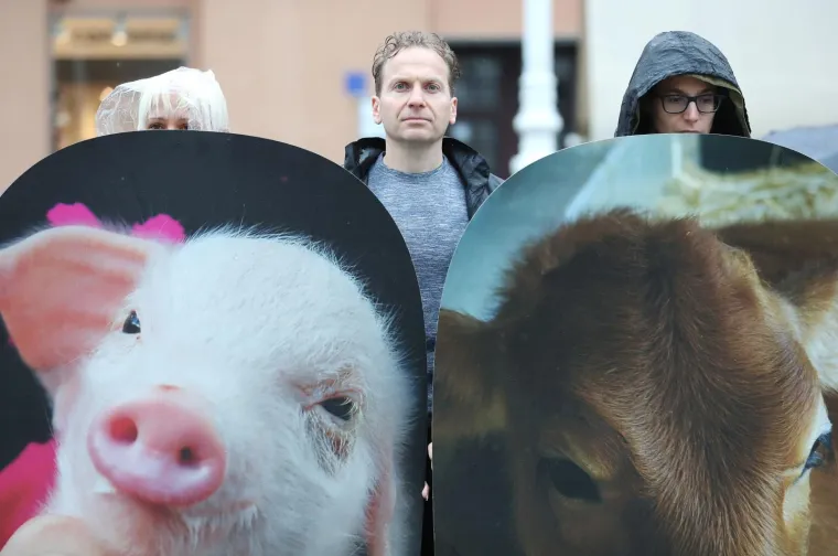 Na Trgu bana Jelačića izveden je performans povodom Svjetskog dana veganstva. Performans s velikim vizualima životinja, degustacija veganskih kolača. Luka Oman.