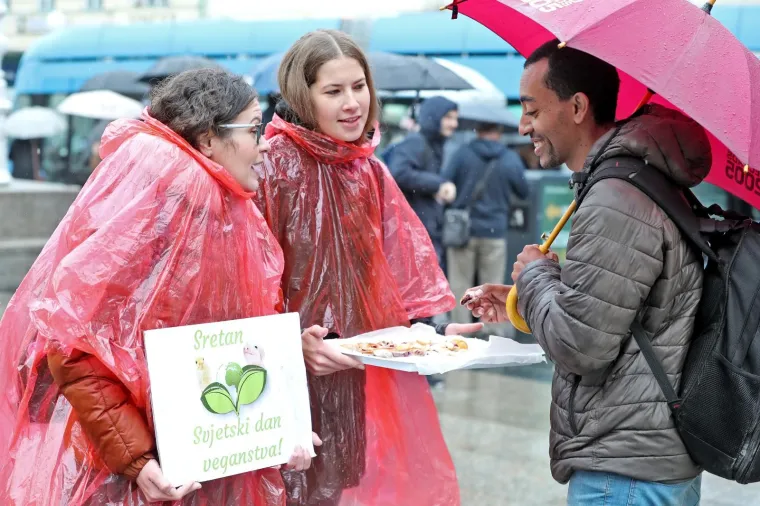 VEGANI IZVELI PERFORMANS NA TRGU BANA JELAČIĆA: 'Ni bik Jerry ni ostale životinje ne žele u klaonice'