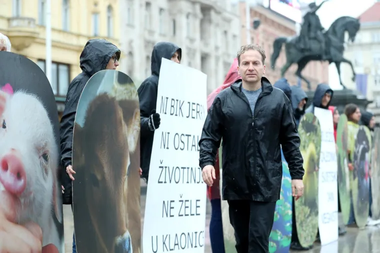 VEGANI IZVELI PERFORMANS NA TRGU BANA JELAČIĆA: 'Ni bik Jerry ni ostale životinje ne žele u klaonice'
