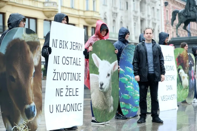 VEGANI IZVELI PERFORMANS NA TRGU BANA JELAČIĆA: 'Ni bik Jerry ni ostale životinje ne žele u klaonice'