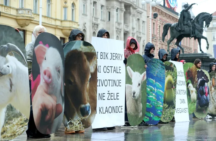 VEGANI IZVELI PERFORMANS NA TRGU BANA JELAČIĆA: 'Ni bik Jerry ni ostale životinje ne žele u klaonice'