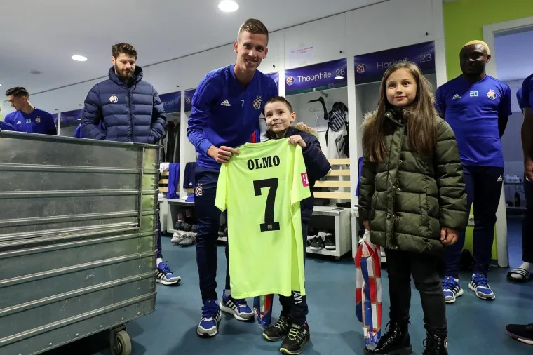 Svaka čast! Dinamo usrećio te&scaron;ko bolesnu Evu i Gabrijela: Družili su se s njima i dali im vrijedne poklone