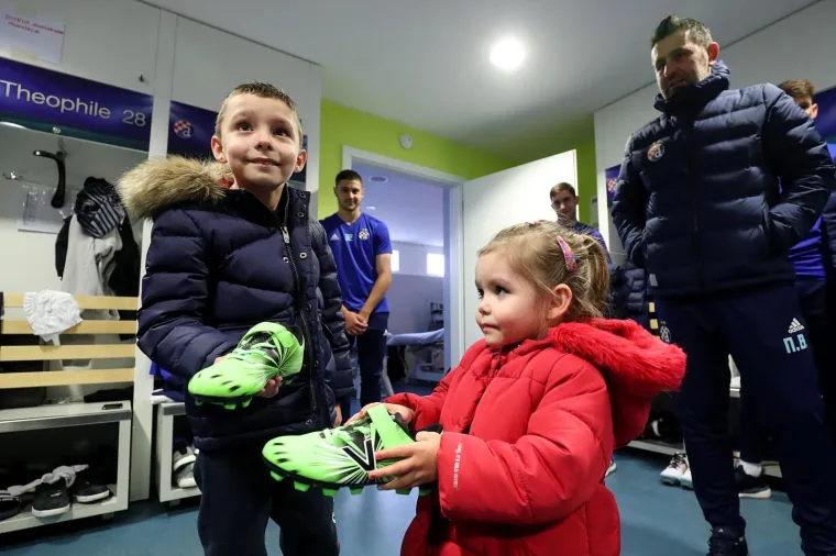 Svaka čast! Dinamo usrećio te&scaron;ko bolesnu Evu i Gabrijela: Družili su se s njima i dali im vrijedne poklone