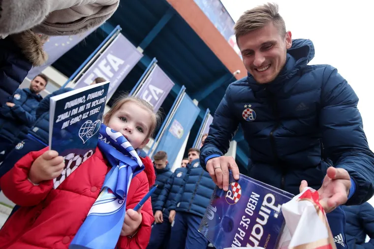 Svaka čast! Dinamo usrećio te&scaron;ko bolesnu Evu i Gabrijela: Družili su se s njima i dali im vrijedne poklone
