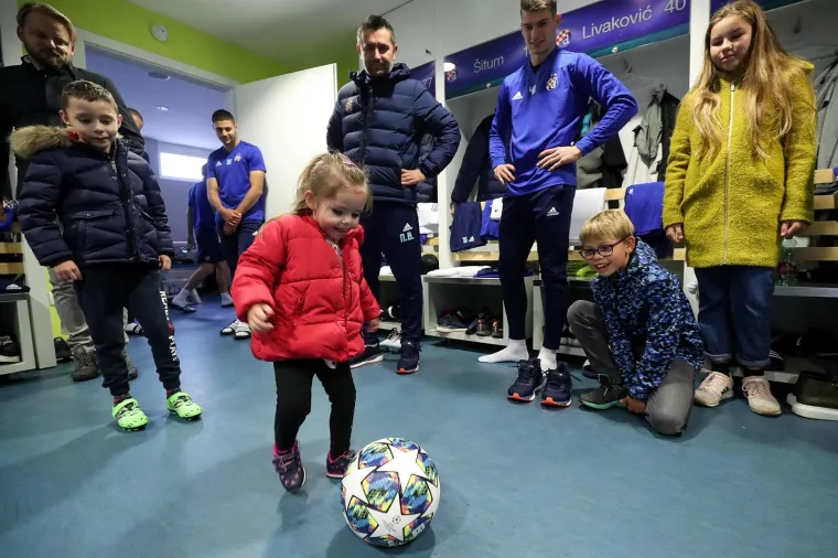 Svaka čast! Dinamo usrećio te&scaron;ko bolesnu Evu i Gabrijela: Družili su se s njima i dali im vrijedne poklone