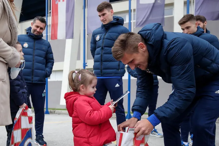 Svaka čast! Dinamo usrećio te&scaron;ko bolesnu Evu i Gabrijela: Družili su se s njima i dali im vrijedne poklone