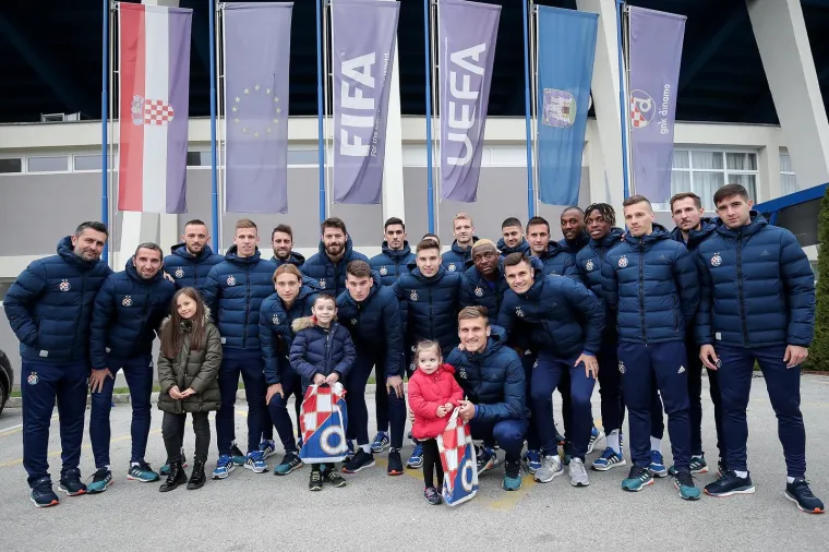 Svaka čast! Dinamo usrećio te&scaron;ko bolesnu Evu i Gabrijela: Družili su se s njima i dali im vrijedne poklone