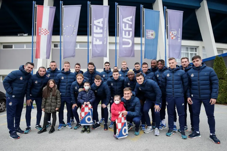 Svaka čast! Dinamo usrećio te&scaron;ko bolesnu Evu i Gabrijela: Družili su se s njima i dali im vrijedne poklone