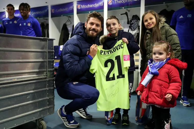 Svaka čast! Dinamo usrećio te&scaron;ko bolesnu Evu i Gabrijela: Družili su se s njima i dali im vrijedne poklone