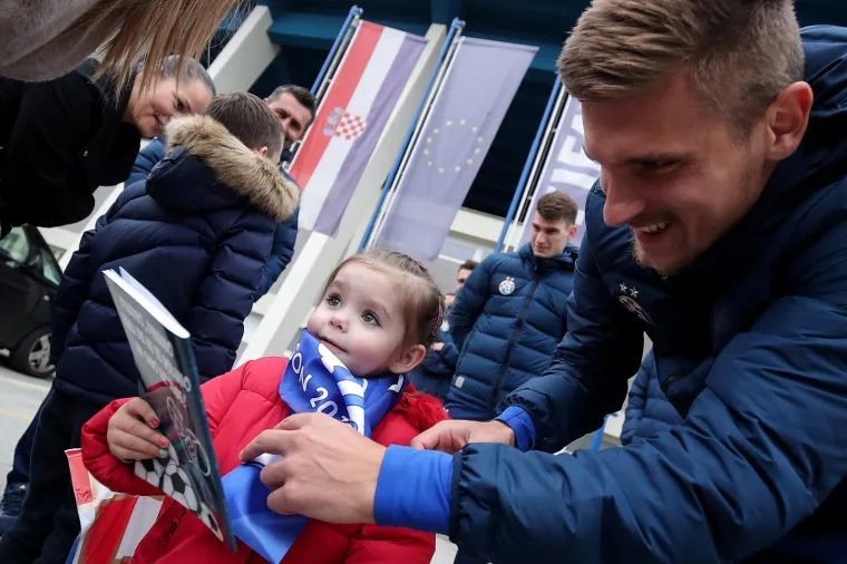 Svaka čast! Dinamo usrećio te&scaron;ko bolesnu Evu i Gabrijela: Družili su se s njima i dali im vrijedne poklone
