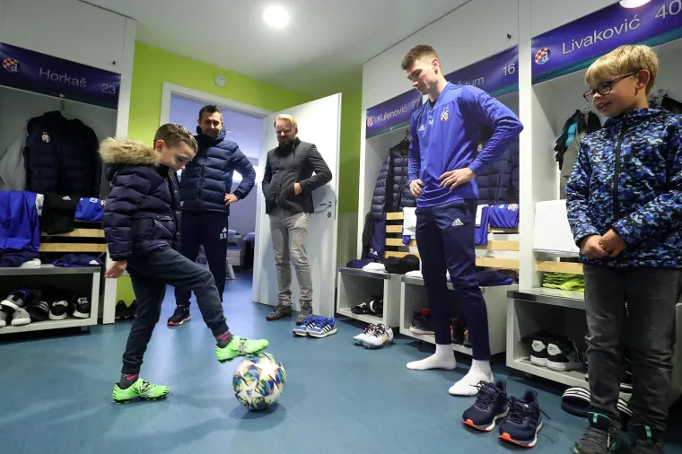 Svaka čast! Dinamo usrećio te&scaron;ko bolesnu Evu i Gabrijela: Družili su se s njima i dali im vrijedne poklone