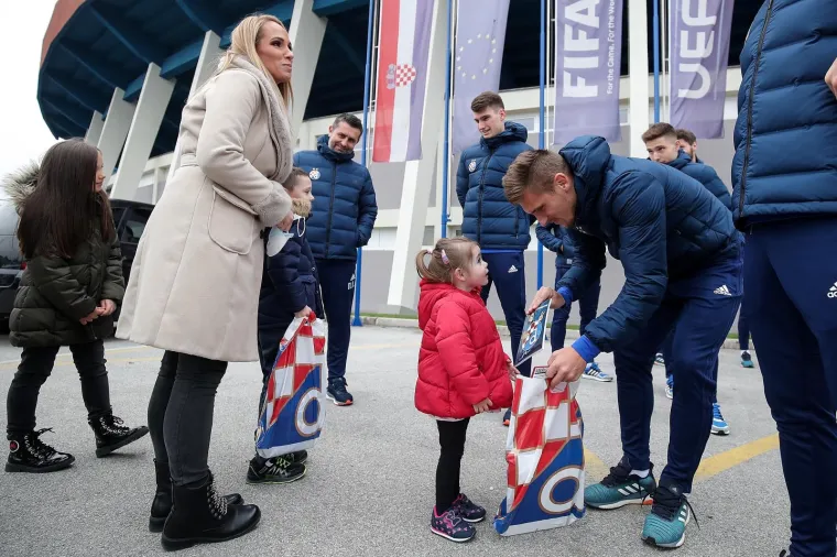 Svaka čast! Dinamo usrećio te&scaron;ko bolesnu Evu i Gabrijela: Družili su se s njima i dali im vrijedne poklone