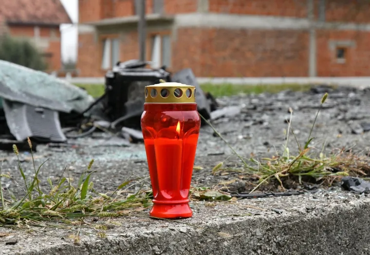 Velika tuga u Dragovićima: Na mjestu stravične nesreće gori svijeća za dva uga&scaron;ena mlada života