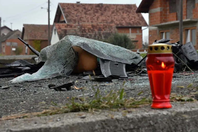 Velika tuga u Dragovićima: Na mjestu stravične nesreće gori svijeća za dva uga&scaron;ena mlada života