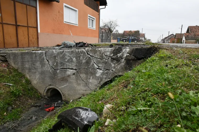 Velika tuga u Dragovićima: Na mjestu stravične nesreće gori svijeća za dva uga&scaron;ena mlada života