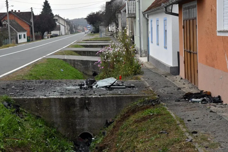 Velika tuga u Dragovićima: Na mjestu stravične nesreće gori svijeća za dva uga&scaron;ena mlada života