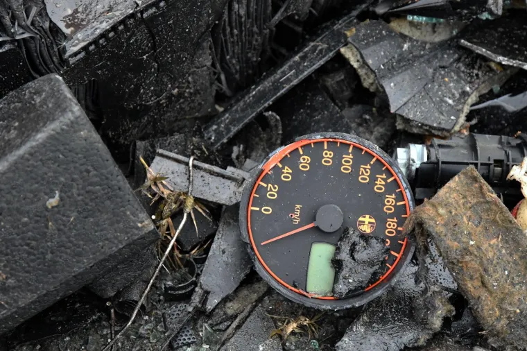 Velika tuga u Dragovićima: Na mjestu stravične nesreće gori svijeća za dva uga&scaron;ena mlada života