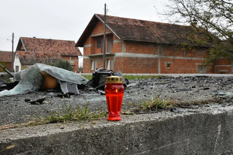 Velika tuga u Dragovićima: Na mjestu stravične nesreće gori svijeća za dva uga&scaron;ena mlada života