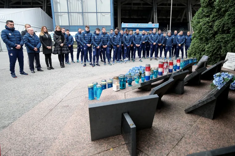 Prva momčad GNK Dinamo, stručni stožer i uprava kluba povodom blagdana Svih Svetih položili su vijenac i zapalili svijeće na spomenik navijačima Dinama 
poginulim u Domovinskom ratu.