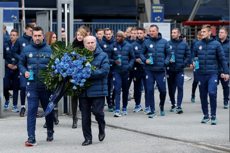 Prva momčad GNK Dinamo, stručni stožer i uprava kluba povodom blagdana Svih Svetih položili su vijenac i zapalili svijeće na spomenik navijačima Dinama 
poginulim u Domovinskom ratu.