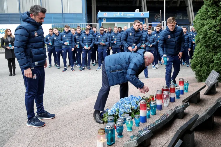 Prva momčad GNK Dinamo, stručni stožer i uprava kluba povodom blagdana Svih Svetih položili su vijenac i zapalili svijeće na spomenik navijačima Dinama 
poginulim u Domovinskom ratu.