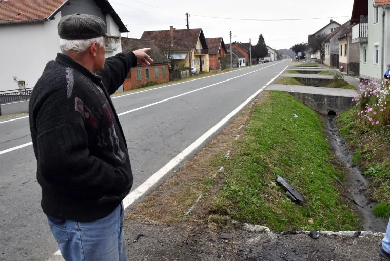 Dvojica mladića poginula su sinoć u prometnoj nesreći koja se dogodila oko 22 sata u mjestu Dragovci između Nove Gradiške i Slavonskog Broda.