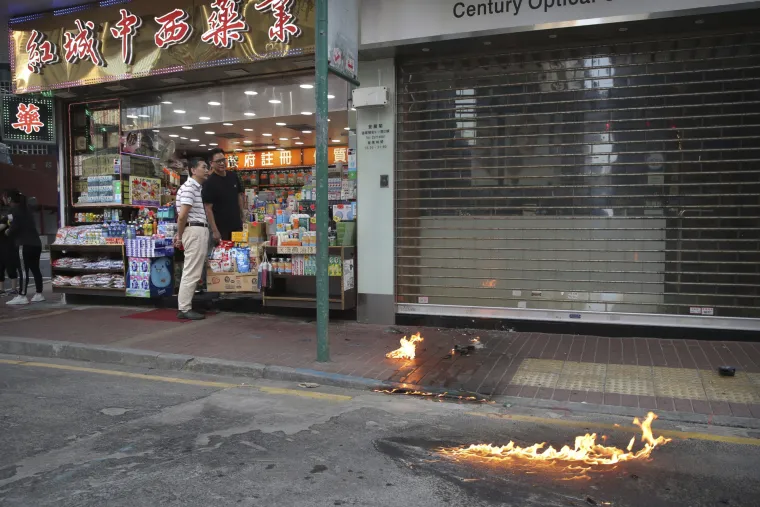Dramatične scene! Prosvjednici vukli ograde za barikade, policija bacila suzavac