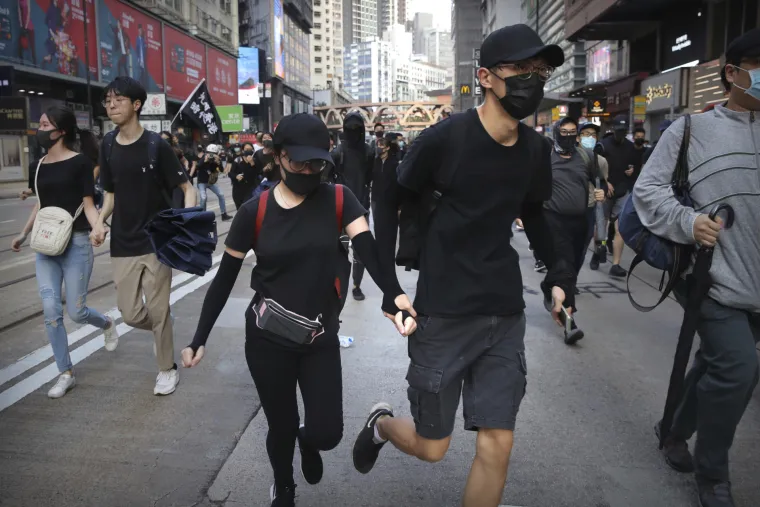 Dramatične scene! Prosvjednici vukli ograde za barikade, policija bacila suzavac