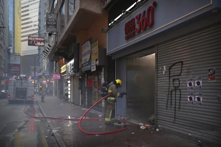 Dramatične scene! Prosvjednici vukli ograde za barikade, policija bacila suzavac