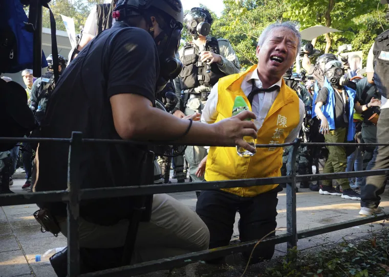 Dramatične scene! Prosvjednici vukli ograde za barikade, policija bacila suzavac