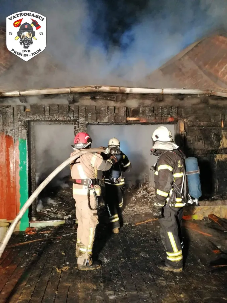 U sinoćnjem požaru u Malom Taboru, u potpunosti je izgorila drvena kuća u vlasni&scaron;tvu 58-godi&scaron;njeg Z.K.