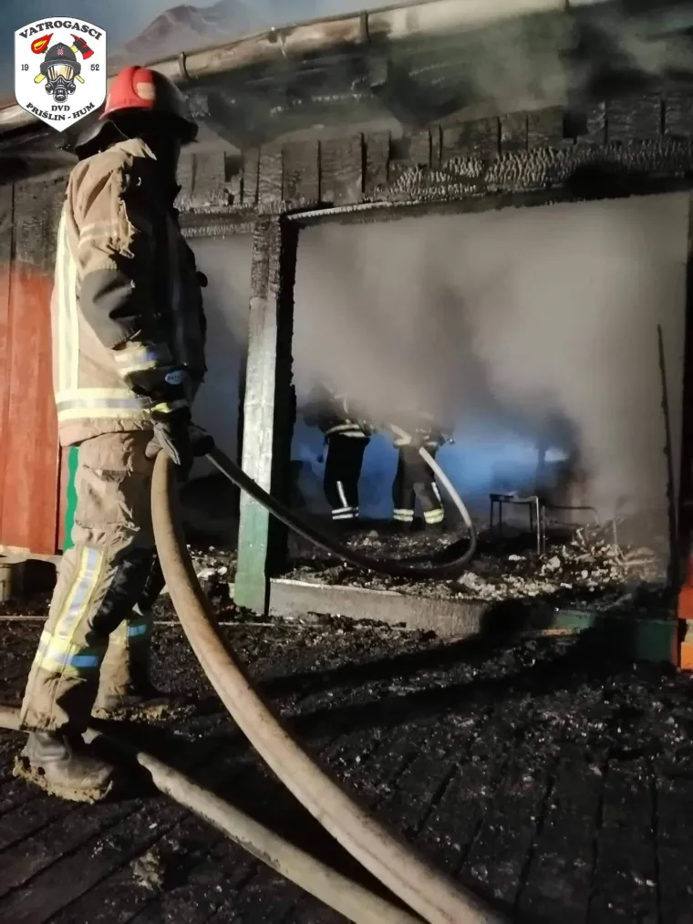 U sinoćnjem požaru u Malom Taboru, u potpunosti je izgorila drvena kuća u vlasni&scaron;tvu 58-godi&scaron;njeg Z.K.