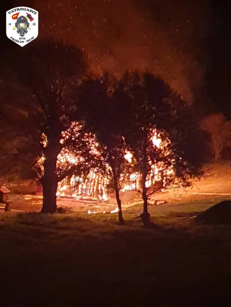 U sinoćnjem požaru u Malom Taboru, u potpunosti je izgorila drvena kuća u vlasni&scaron;tvu 58-godi&scaron;njeg Z.K.