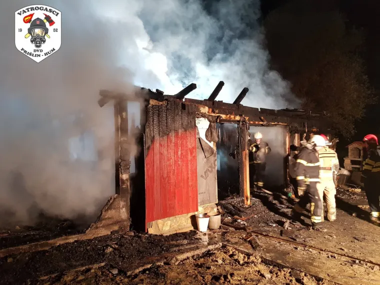 U sinoćnjem požaru u Malom Taboru, u potpunosti je izgorila drvena kuća u vlasni&scaron;tvu 58-godi&scaron;njeg Z.K.