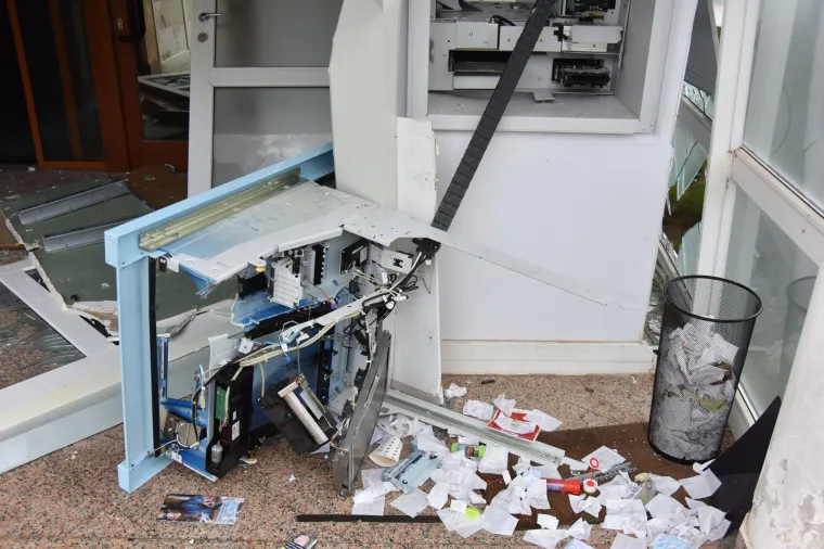 Nepoznati počinitelj je ispred poslovnice Erste banke uporabom plinske eksplozivne smjese, raznio bankomat. Nije uspio uzeti novac