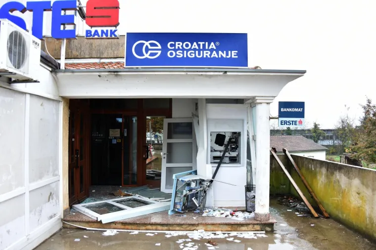 Nepoznati počinitelj je ispred poslovnice Erste banke uporabom plinske eksplozivne smjese, raznio bankomat. Nije uspio uzeti novac